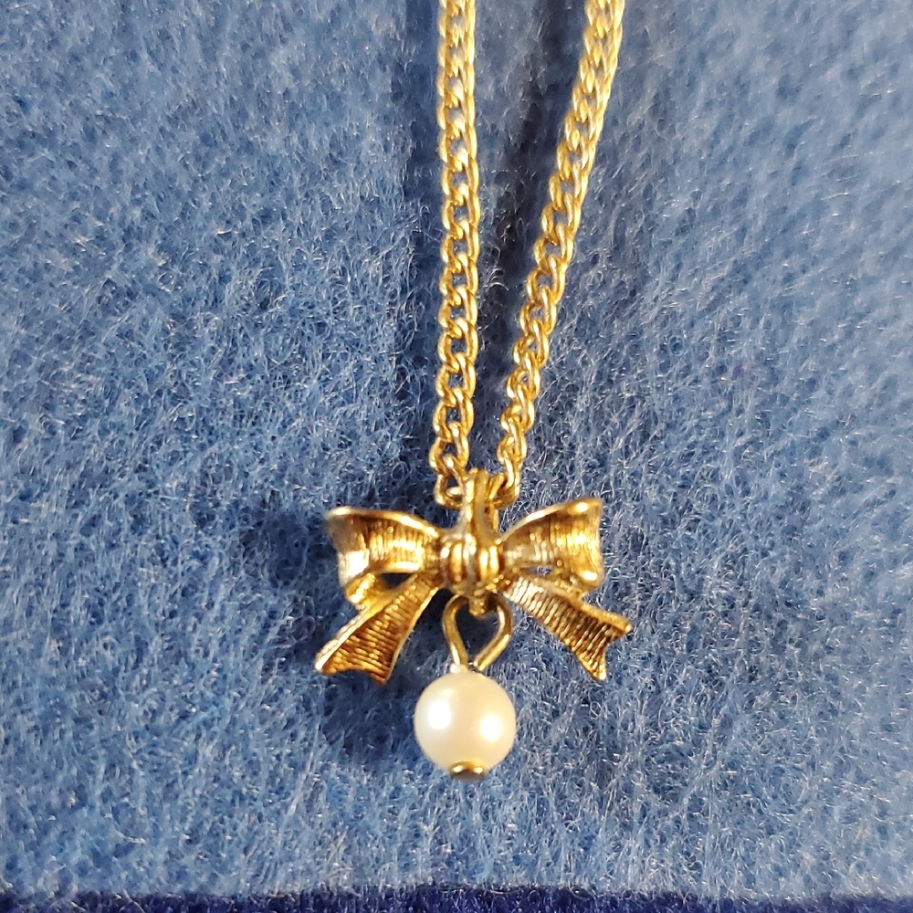 Avon Vintage Goldtone and Gold Bow And Pearl Jewelry Necklace